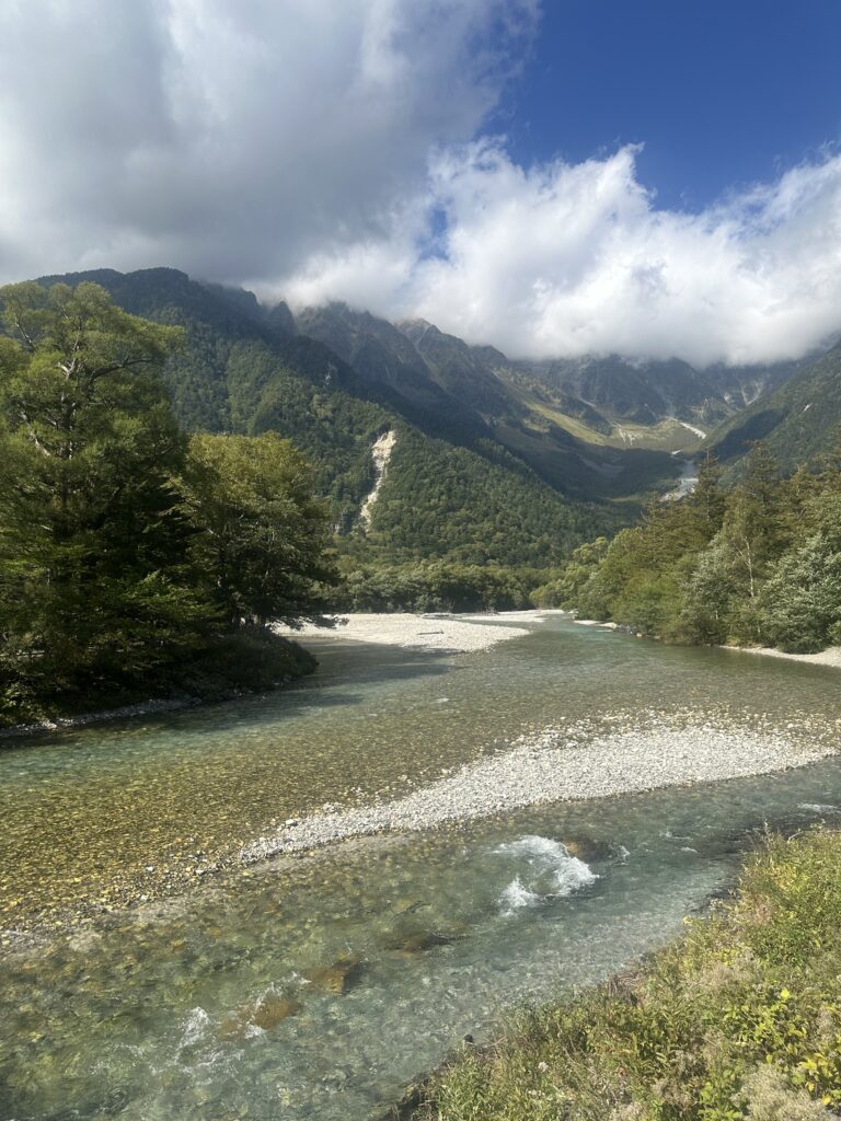 9月下旬の上高地・河童橋から見た山の景色