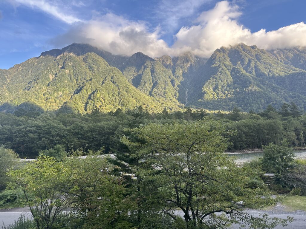 上高地温泉ホテルの客室から見た山と川の景色