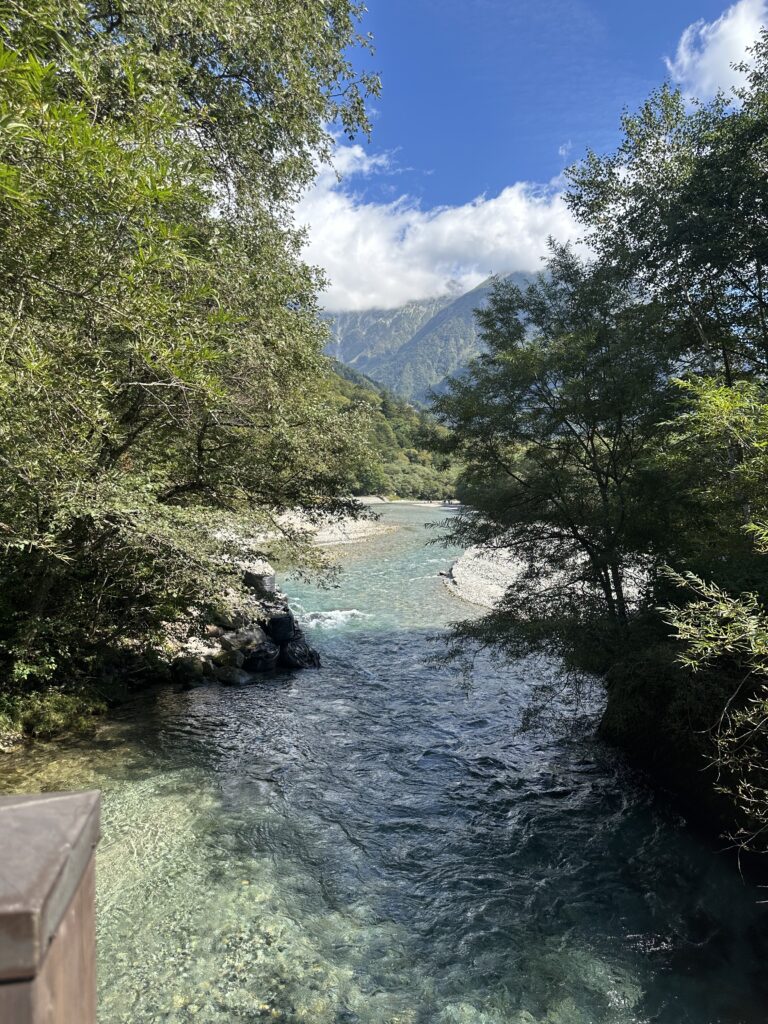 上高地の穂高橋・田代橋付近から見た梓川と山