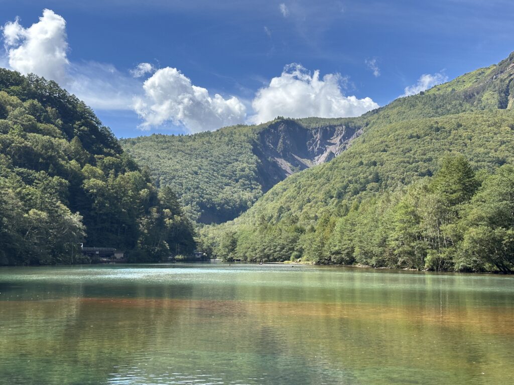上高地の大正池と山の景色