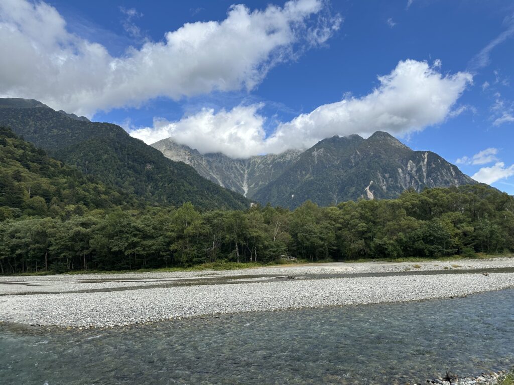 上高地の梓川沿いから見た山の景色