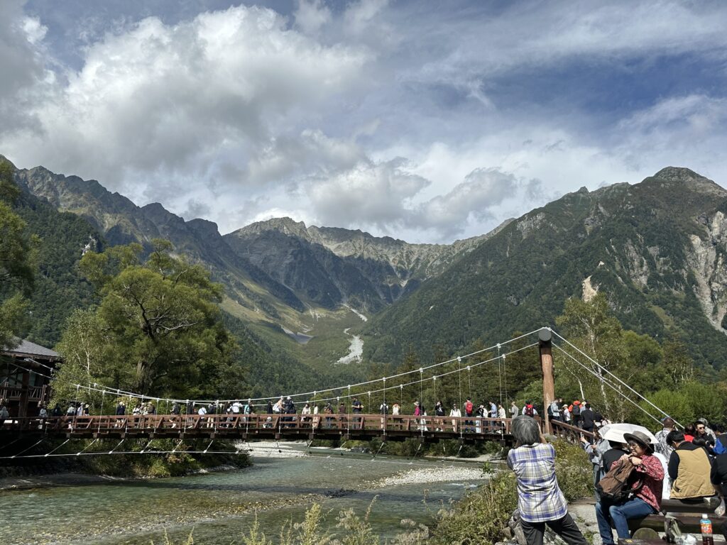 晴れた日の上高地・河童橋と山
